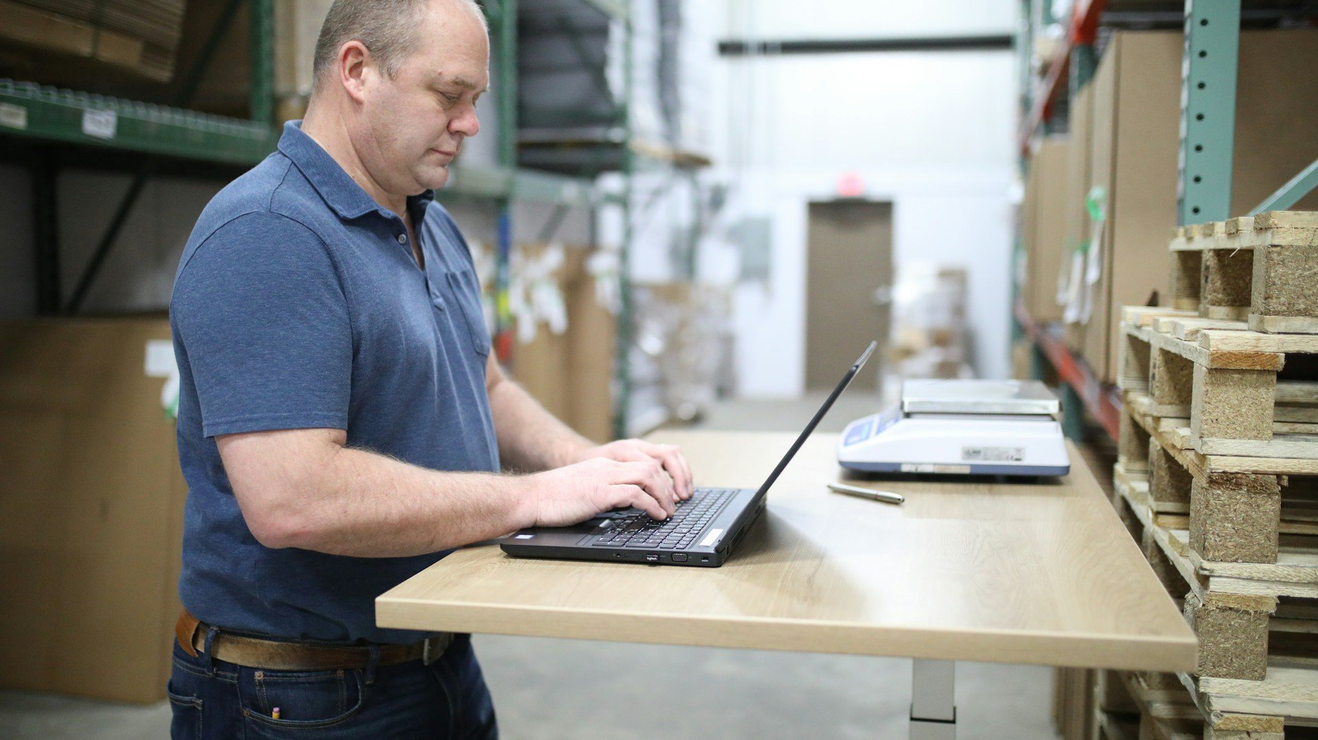 Persona comparando información de proveedores en una laptop dentro de un almacén