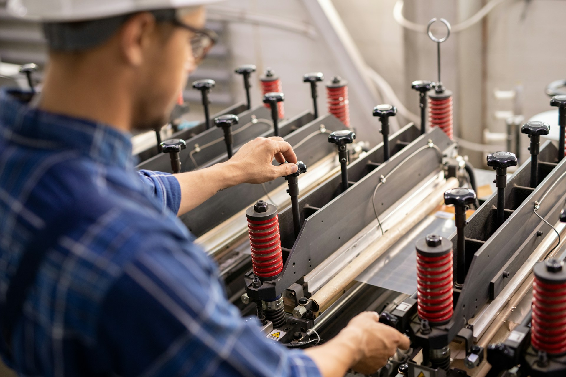 Operación manufacturera moderna con tecnología industrial